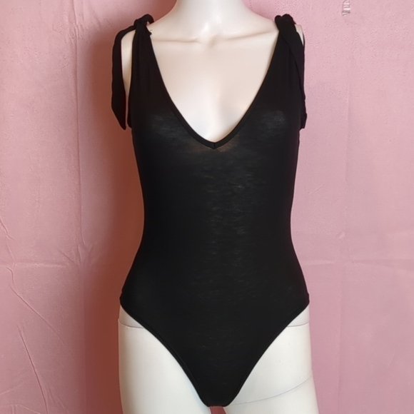 Nasty Gal Tie Shoulder Plunge Neck Black Bodysuit size 4 - Picture 1 of 5